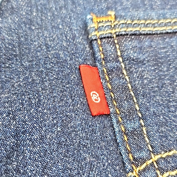 LEVIS medium wash blue jean shorts size 8 - Picture 4 of 7